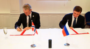 Forhandlingslederene fra Norge og Russland signerer avtalen for 2017. FOTO: NFD