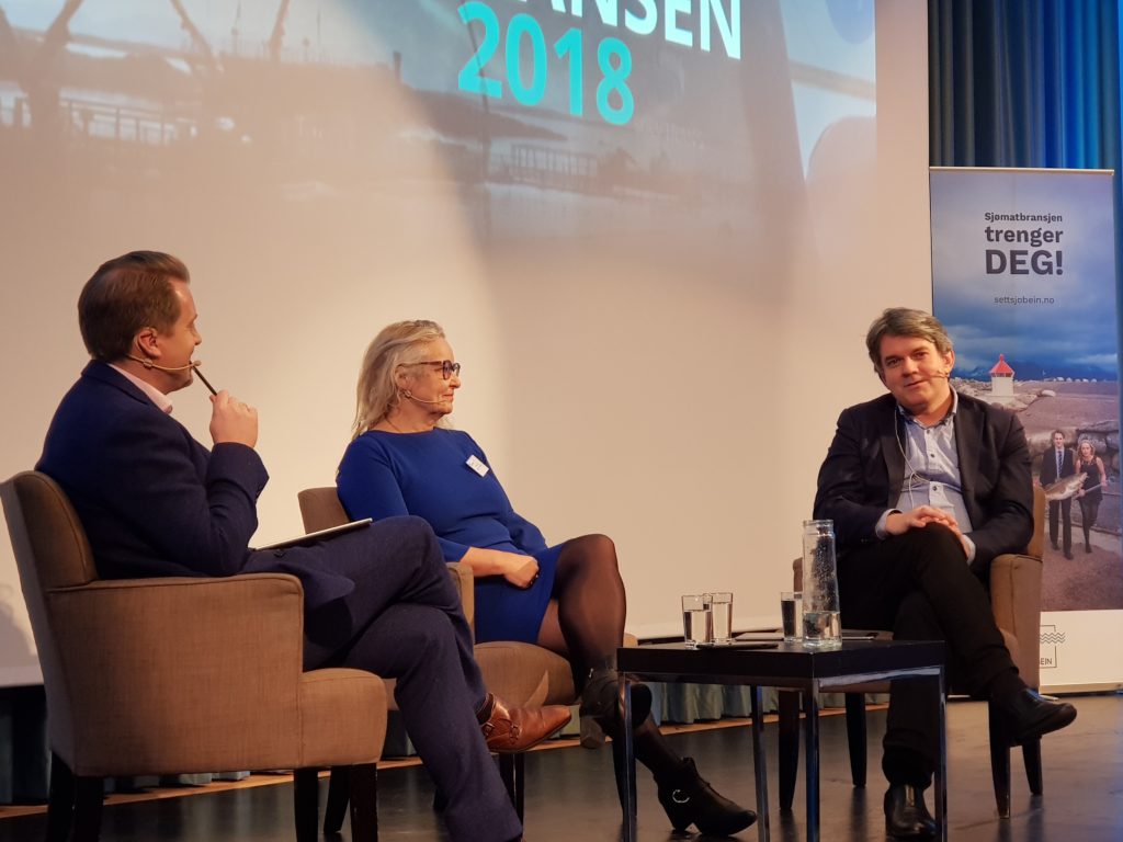 DEBATT: Ruth Grung (Ap) i debatt med Tom Christer Nilsen (H) på konferansen. Debattleder var Øyvind A. Haram. Foto: Sjømat Norge 