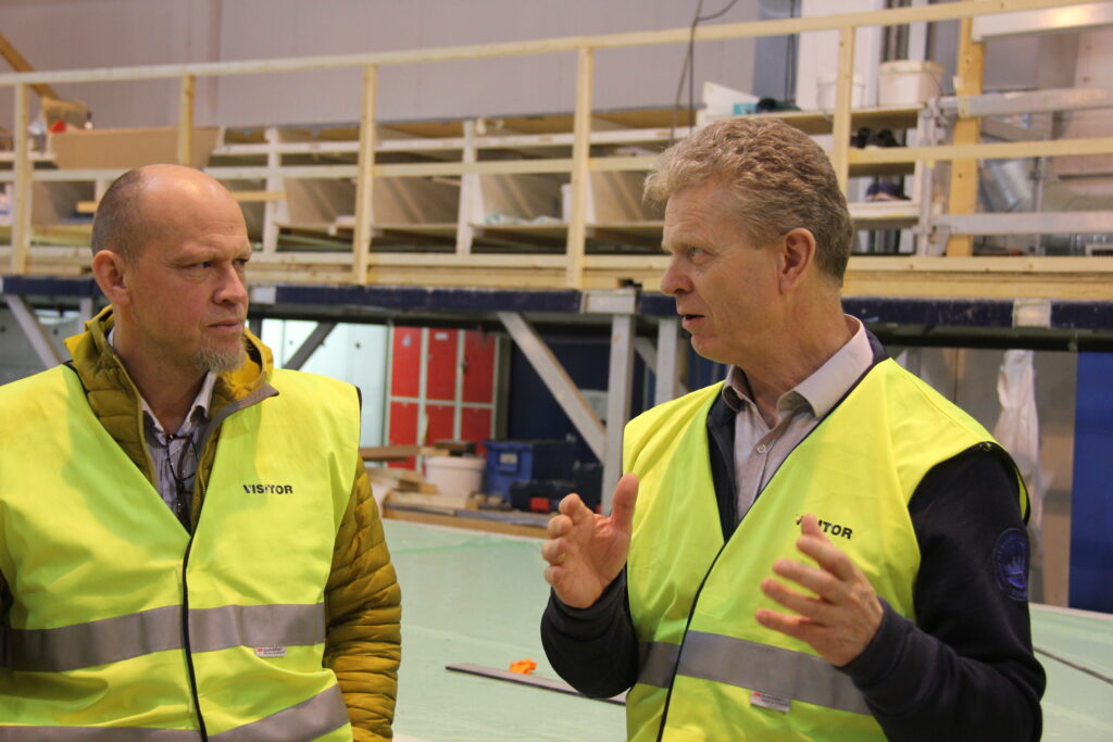 Cato Lyngøy i samtale med Krister Hoaas på Herde Kompositts lokaler der Egget bygges. 