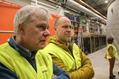 Krister Hoaas og Jon Arne Grøttum i fabrikken der Egget bygges.